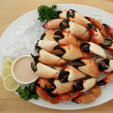 Load image into Gallery viewer, Medium Stone Crab Claws on Ice
